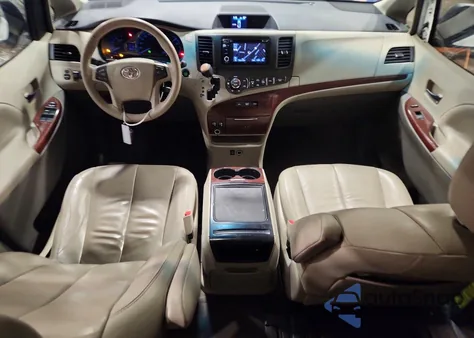 2014 Toyota Sienna Xle z USA, uszkodzony, nr VIN 5TDYK3DC6ES430719